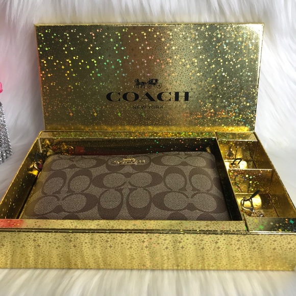 Coach Boxed Large Corner Zip Wristlet In Signature - Picture 12 of 15